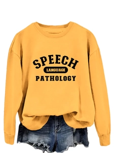 Λεπτομέρεια από κίτρινο φούτερ Speech Language Pathology με μαύρα τυπωμένα γράμματα