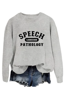 Λεπτομέρεια κειμένου Speech Language Pathology σε γκρι φούτερ με τζιν σορτς