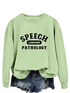 Λεπτομέρεια από ανοιχτό πράσινο φούτερ Speech Language Pathology με τζιν σορτς