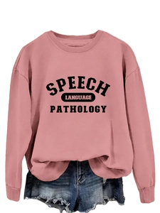 Λεπτομέρεια του κειμένου Speech Language Pathology σε dusty pink φούτερ με πεσμένους ώμους