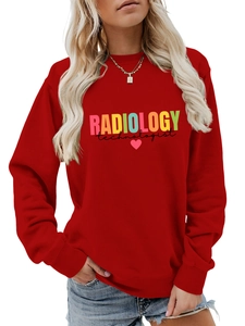 Dettaglio della felpa rossa Radiology Technologist con stampa a cuore e trama in cotone