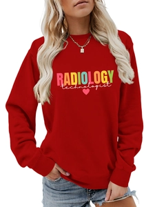 Dettaglio della felpa rossa da tecnico di radiologia con collo a costine e stampa colorata
