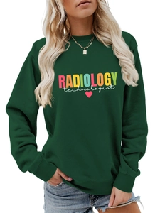 Dettaglio della stampa Radiology Technologist su una felpa girocollo verde scuro