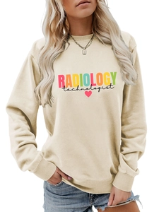 Dettaglio del testo Radiology Technologist e cuore rosa sulla felpa color crema