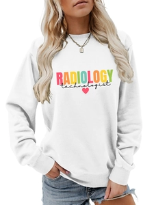 Dettaglio della stampa colorata Radiology Technologist e del cuore rosa sulla felpa