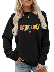 Dettaglio del logo Radiology Technologist su una felpa nera a girocollo