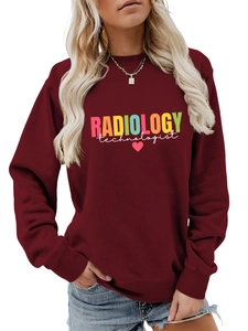 Dettaglio della stampa Radiology Technologist e cuore rosa su felpa bordeaux