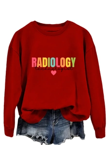 Dettaglio della felpa rossa Radiology Technologist con scritte colorate e cuore stampato