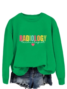 Dettaglio del testo radiology technologist e stampa cuore su felpa verde girocollo