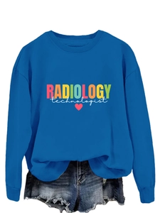 Dettaglio della felpa blu Radiology Technologist con cuore rosso e pantaloncini di denim