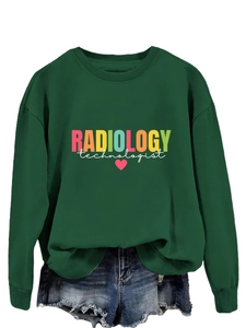Dettaglio felpa verde foresta Radiology Technologist con cuore rosa e shorts in denim