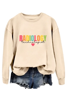 Dettaglio della stampa radiology technologist e cuore rosso sulla felpa beige a maniche