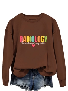 Dettaglio della scritta Radiology Technologist e stampa cuore su felpa girocollo marrone