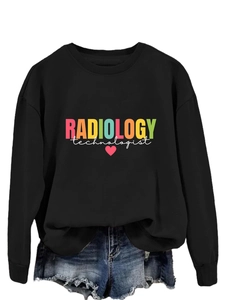 Dettaglio della stampa Radiology Technologist e cuore rosa su felpa nera in cotone