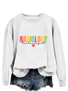 Dettaglio della stampa Radiology Technologist e cuore rosso su felpa bianca in cotone