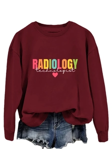 Dettaglio della stampa Radiology Technologist su felpa girocollo color bordeaux