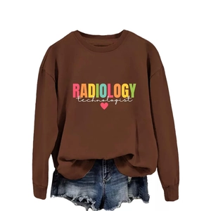 Sweat brun Radiology Technologist avec cœur rose et tenue de short en jean