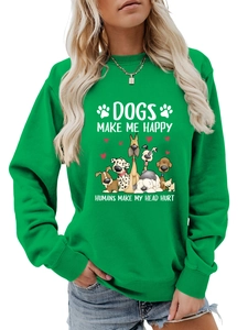 Détail d'un sweat vert vif avec illustration de chien et cœurs sur tissu en coton doux