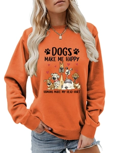 Détail d'un sweat orange avec texte Dogs Make Me Happy et motifs de chiens