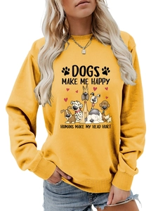 Détail du sweat-shirt jaune à thème canin avec des imprimés de dessins animés et slogans