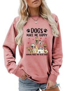 Détail d'un sweat-shirt rose avec texte 'Dogs Make Me Happy' et motifs de chiens mignons