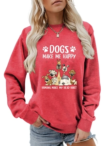 Détail d'un sweat rouge à col rond avec imprimés de chiens et slogan humoristique