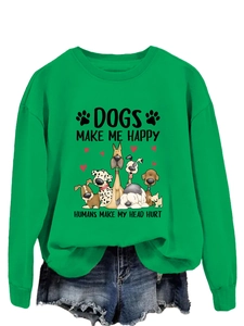 Détail du sweat vert Dogs Make Me Happy avec des illustrations de chiens mignons