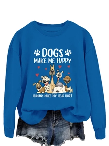 Détail du sweat bleu avec chiens de dessin animé et texte Dogs Make Me Happy imprimé