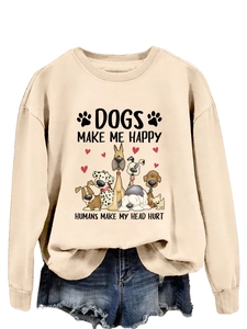 Gros plan d'un sweat beige avec des motifs de chiens et des détails de cœur