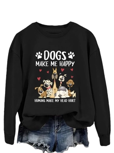 Détail d'un sweat-shirt noir avec imprimé Dogs Make Me Happy et short en jean