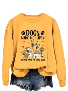 Gros plan sur le sweat jaune avec message Dogs Make Me Happy et motifs de chiens mignons