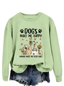 Détail du sweat-shirt vert clair à motif chiens avec poignets côtelés et short