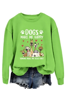 Détail de l'encolure du sweat vert et de l'imprimé graphique Dogs Make Me Happy de haute qualité