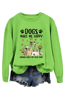 Détail de l'imprimé graphique Dogs Make Me Happy sur le sweat vert vif à col rond