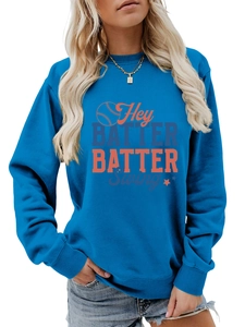 Détail du sweat bleu à col rond avec imprimé thématique baseball Hey Batter Batter Swing