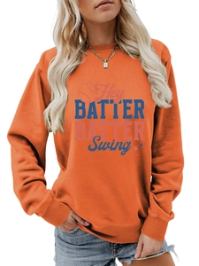 Détail d'un sweat-shirt orange avec imprimé graphique de baseball Hey BATTER BATTER Swing