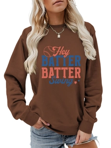 Détails du lettrage Hey Batter Batter Swing sur le sweat-shirt marron foncé