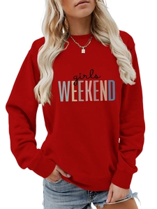 Détail d'un sweat-shirt rouge à col rond avec un imprimé tendance girls WEEKEND
