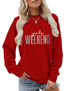 Détail du sweat rouge girls WEEKEND avec impression artistique de lettres colorées