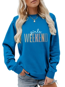 Détail du sweat bleu girls WEEKEND montrant les poignets côtelés et l'imprimé coloré