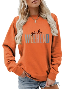 Détail d'un sweat à col rond orange vif avec imprimé coloré girls WEEKEND en lettres