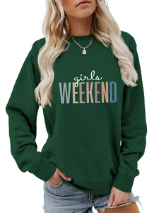 Détail de l'imprimé girls weekend sur sweat vert foncé avec poignets côtelés et collier
