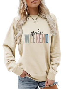 Détail de l'imprimé girls WEEKEND sur sweat-shirt beige avec bords-côtes