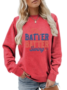 Détail du sweat rouge à col rond avec imprimé sport 'Hey BATTER BATTER Swing'