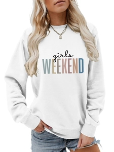 Détail de l'imprimé girls WEEKEND sur un sweat blanc à manches longues et bords côtelés