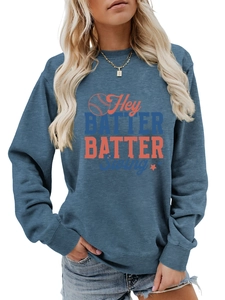 Détail de l'imprimé baseball Hey Batter Batter Swing sur un sweat bleu à manches longues
