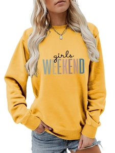 Gros plan de l'imprimé girls WEEKEND sur un sweat jaune avec col rond à bord-côte
