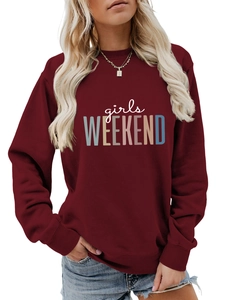 Détail du sweat-shirt bordeaux avec graphique coloré Girls Weekend et texture douce en coton