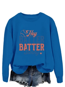 Détail d'un sweat bleu avec imprimé Hey Batter Batter Swing et motif de baseball