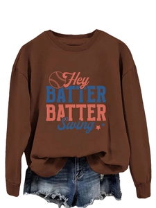 Vue détaillée du sweat-shirt caramel avec imprimé baseball et short en jean délavé